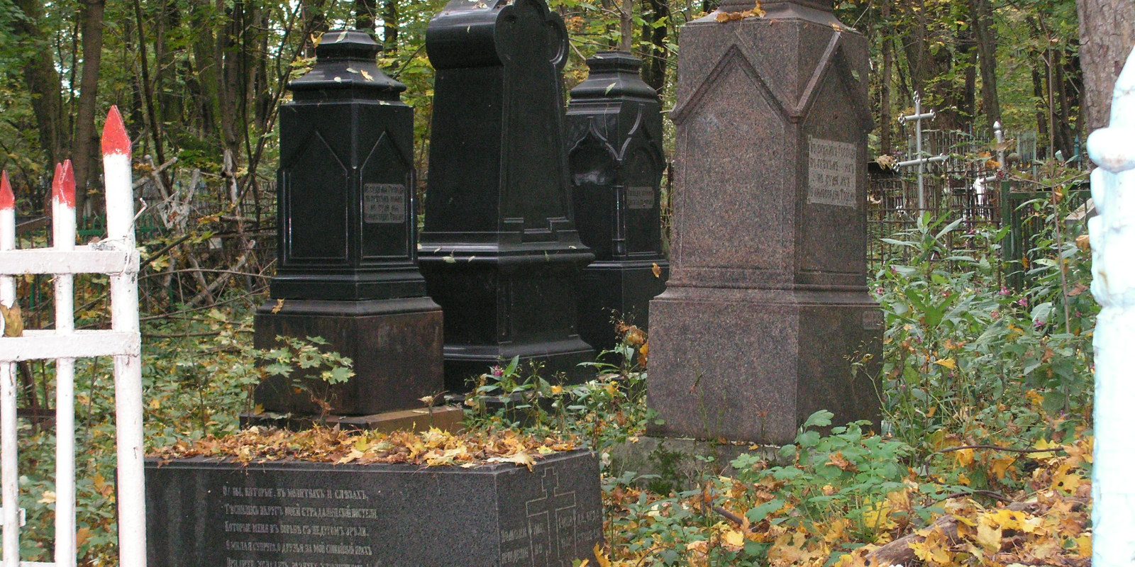 Участок тульских купцов Золотаревых, Всехсвятское кладбище, г. Тула. На участке проводятся субботники, но постоянного сохранителя нет