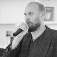 Андрей Родионов, поэт, драматург, ведущий творческой лаборатории фестиваля «Хомяков home. Стихи и звуки» Андрей Родионов, поэт, драматург, ведущий творческой лаборатории фестиваля «Хомяков home. Стихи и звуки»