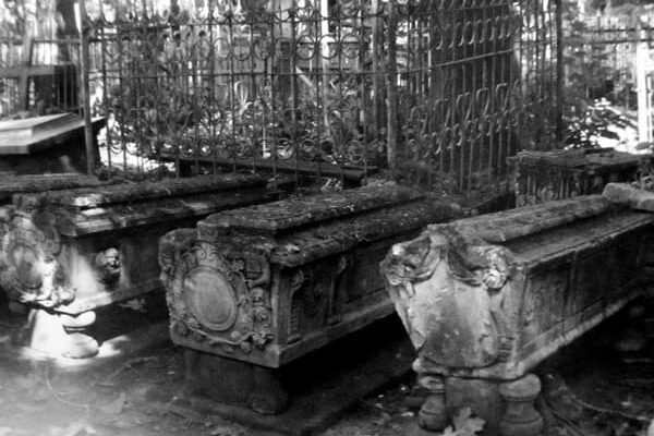 надгробия, ограды 1980 106 600