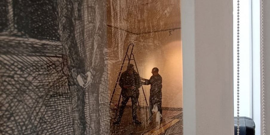 Внутри стен